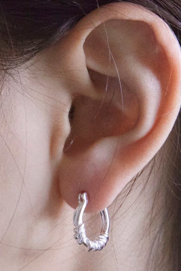 세련된 U 스트랩 디자인이 돋보이는 실버925 소재의 후프 귀걸이입니다. 알레르기 방지 기능으로 민감한 피부에도 안심하고 착용할 수 있으며, 일상 속에서 은은하게 빛나는 1.5cm 길이로 여성스러운 매력을 더합니다. 심플하면서도 유니크한 디자인으로 어떤 스타일에도 잘 어울려 데일리 아이템으로 활용하기 좋습니다.
