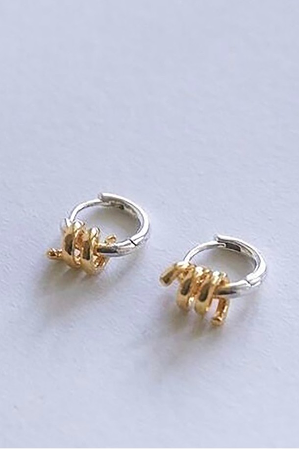 써클 스트랩 후프 믹스 귀걸이는 여성용 패션 액세서리입니다. 실버925 소재로 제작되었으며, 알레르기 방지 기능과 메탈릭한 소재 특성을 갖췄습니다. 1.2cm 크기의 원형 후프 디자인에 믹스 컬러가 돋보이며, 미니멀, 클래식, 시크 스타일을 연출하기 좋습니다. 데이트룩, 쇼핑룩, 카페룩 등 다양한 TPO에 활용하기 좋은 아이템입니다.
