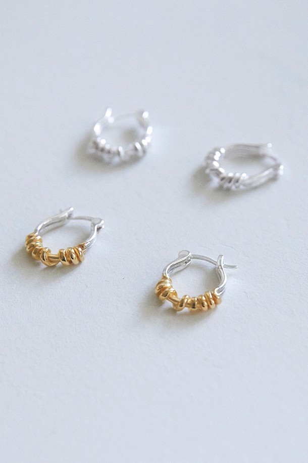 세련된 실버925 소재의 U 스트랩 디자인이 돋보이는 여성용 후프 귀걸이입니다. 알레르기 방지 기능으로 안심하고 착용할 수 있으며, 데일리룩에 포인트를 더해줄 소형 사이즈의 실버 믹스 컬러 귀걸이입니다. 심플하면서도 세련된 U자형 디자인과 후프 스타일이 조화롭게 어우러져 어떤 스타일에도 잘 어울립니다.
