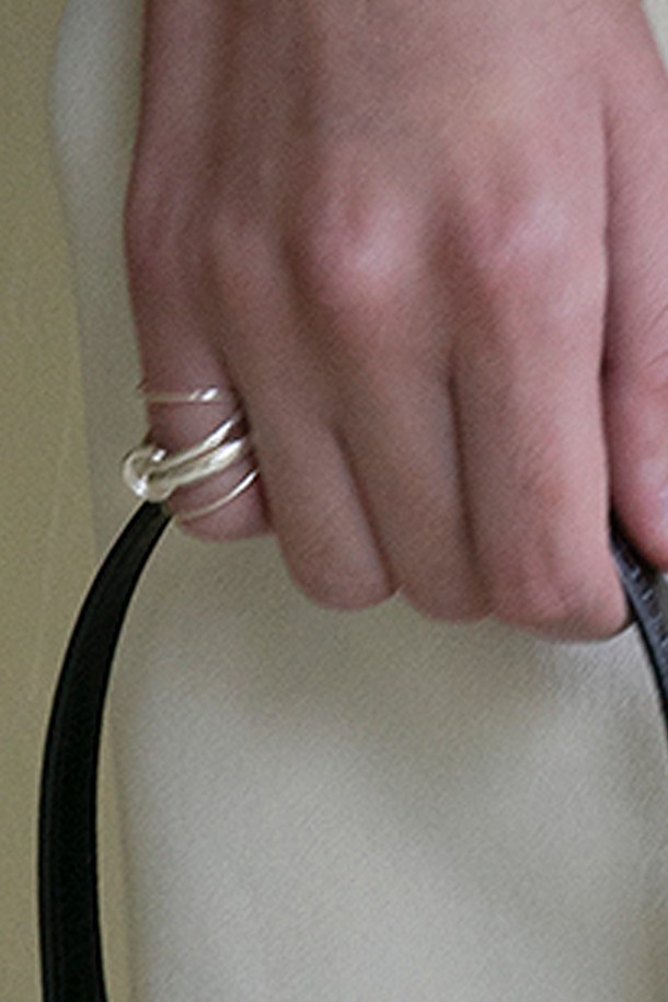 써클 레이어드 링은 섬세한 실버 925 소재로 제작된 수공예 반지입니다. 레이어드 디자인과 서클 패턴이 특징이며, FW2 'With Nostalgia' Nuavo Objet Collection 2021 컬렉션의 아티스틱한 감성을 담았습니다. 데이트룩, 모임룩, 카페룩 등 다양한 TPO에 어울리며, 미니멀, 클래식, 시크 스타일을 연출하기 좋습니다. 9, 17 사이즈로 출시되어, 고품질 수공예 제품의 특별함을 느껴보세요.
