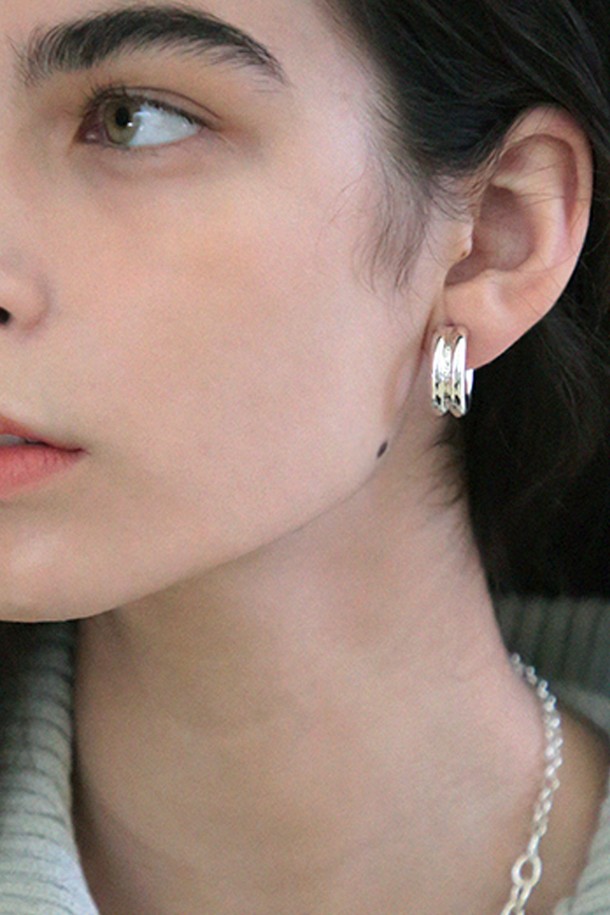 화이트 실버 후프 귀걸이는 클래식하고 미니멀한 스타일을 추구하는 여성들을 위한 데일리 아이템입니다. 브라스 소재에 골드 도금 마감으로 고급스러움을 더했으며, 항알러지 소재와 수공예 제작으로 착용감과 퀄리티를 높였습니다. FW2 'With Nostalgia' Nuavo Objet Collection 2021 제품으로, 은은한 화이트와 실버 컬러의 조화가 세련된 분위기를 연출합니다.
