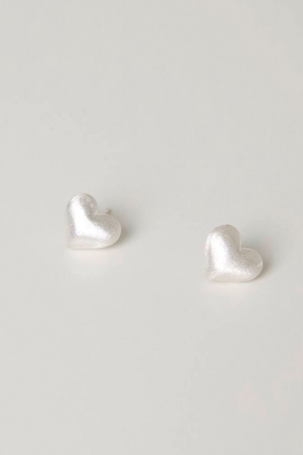 심플하면서도 사랑스러운 분위기를 연출하는 "Sandy cute heart" 귀걸이입니다. 실버925 소재에 무광 샌딩 처리하여 은은한 매력을 더했으며, 미니멀한 하트 디자인으로 세련된 포인트를 줄 수 있습니다. 연골 피어싱 또는 일반 귀걸이로 착용 가능하며, 한쪽 또는 양쪽 모두 활용하여 다양한 스타일을 연출해 보세요.
