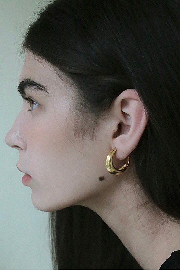 올드 문 이어링(Old moon earring)은 노스탤직하고 클래식한 무드를 자아내는 여성용 귀걸이입니다. 브라스 소재에 골드 도금으로 마감되었으며, 섬세한 달 모티브 디자인이 특징입니다. 2.2cm의 아담한 사이즈로, 데이트룩, 모임룩, 파티룩 등 다양한 TPO에 잘 어울립니다. 항알러지 기능으로 민감한 피부에도 안심하고 착용 가능하며, 수공예 제작으로 완성도를 높였습니다. WITH NOSTALGIA NUAVO OBJET COLLECTION (FW21) 컬렉션의 제품으로 클래식, 미니멀, 로맨틱 스타일을 즐기는 분들께 추천합니다.
