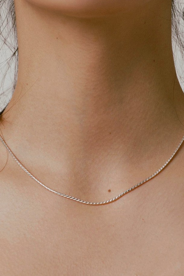 실버925 소재의 스네이크 볼드 체인 목걸이입니다. 미니멀하고 베이직한 스타일로, 데일리 착용에 적합하며 44cm 길이로 제작되었습니다. 실버와 실버 골드 두 가지 컬러, 1.5mm와 2mm 두께 옵션으로 만나보세요. 알레르기 방지 기능과 함께 단독 또는 레이어드하여 다양한 스타일링을 연출할 수 있습니다.
