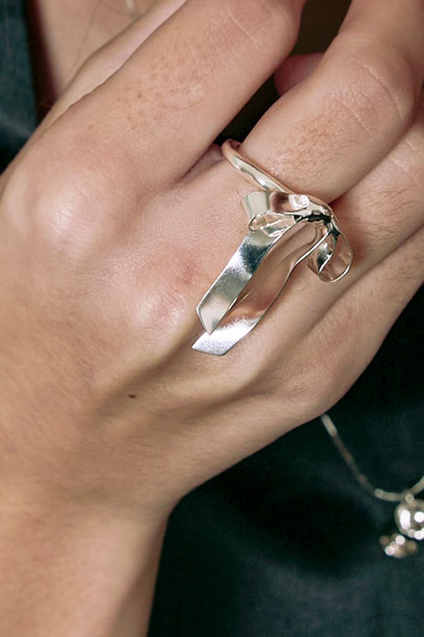 "Balletcore ring Silver"는 섬세하고 우아한 무드의 여성용 반지입니다. 알레르기 방지 처리가 된 Silver925 소재에 발레리나를 연상시키는 리본 디자인이 더해져 특별함을 선사합니다. 특히 리본의 길이는 3.5cm이며, 맞춤 사이즈 제작이 가능하여 편안하게 착용할 수 있습니다.
