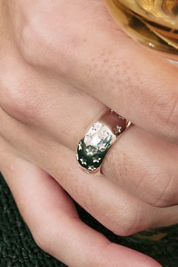 세련된 여성미를 더해줄 Star dom 링입니다. 실버와 그린 컬러의 메탈 소재에 스톤과 크리스탈 장식이 더해져 은은하게 빛나며, 돔형 디자인과 스타 모티브가 돋보이는 엘레강스한 스타일을 연출합니다. 데일리 아이템으로, 어떤 룩에도 세련되게 매치하여 특별함을 더해보세요.
