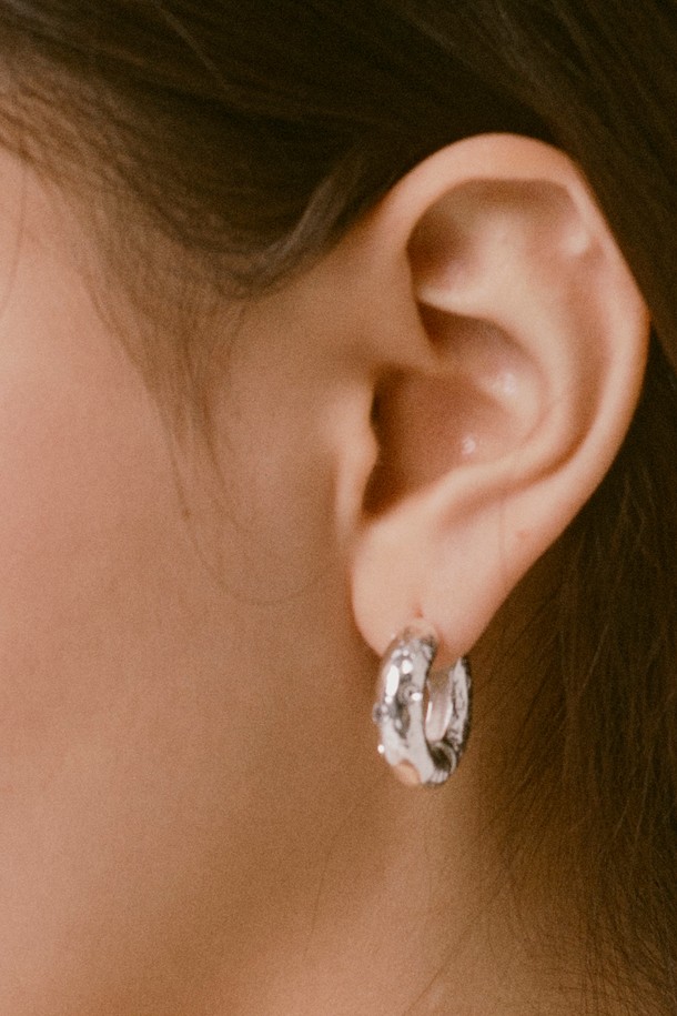 "Two cubic hoop" 귀걸이는 2022년 봄 시즌을 맞아 출시된 "Fresh Blown Flowers Collection"의 여성용 액세서리입니다. 황동과 큐빅 소재로 제작되었으며, 골드와 실버 두 가지 색상으로 만나볼 수 있습니다. 알러지 방지 기능과 함께 12cm 길이, 0.6cm 깊이의 미니멀하고 우아한 디자인으로 데일리룩에 포인트를 더해줍니다.
