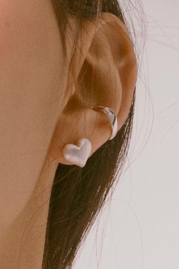 심플하면서도 사랑스러운 분위기를 연출하는 "Sandy cute heart" 귀걸이입니다. 실버925 소재에 무광 샌딩 처리하여 은은한 매력을 더했으며, 미니멀한 하트 디자인으로 세련된 포인트를 줄 수 있습니다. 연골 피어싱 또는 일반 귀걸이로 착용 가능하며, 한쪽 또는 양쪽 모두 활용하여 다양한 스타일을 연출해 보세요.
