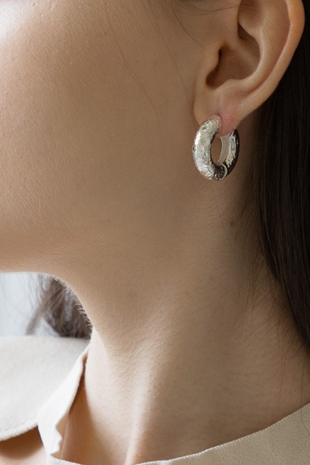 22 Spring 컬렉션의 two cubic hoop 귀걸이입니다. 골드 컬러의 후프형 디자인에 큐빅 장식이 더해졌으며, 브라스와 큐빅 소재로 제작되었습니다. 길이 12cm, 두께 0.6cm의 데일리 이어링으로, 알러지 방지 기능이 있습니다.
