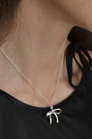 Ribbon silver chain