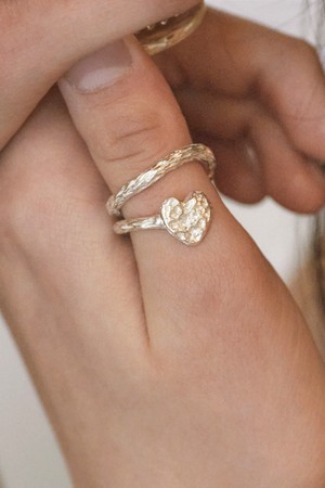 Thumb heart ring