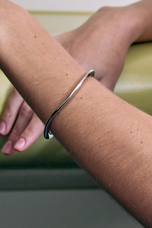 Flat wavy bracelet