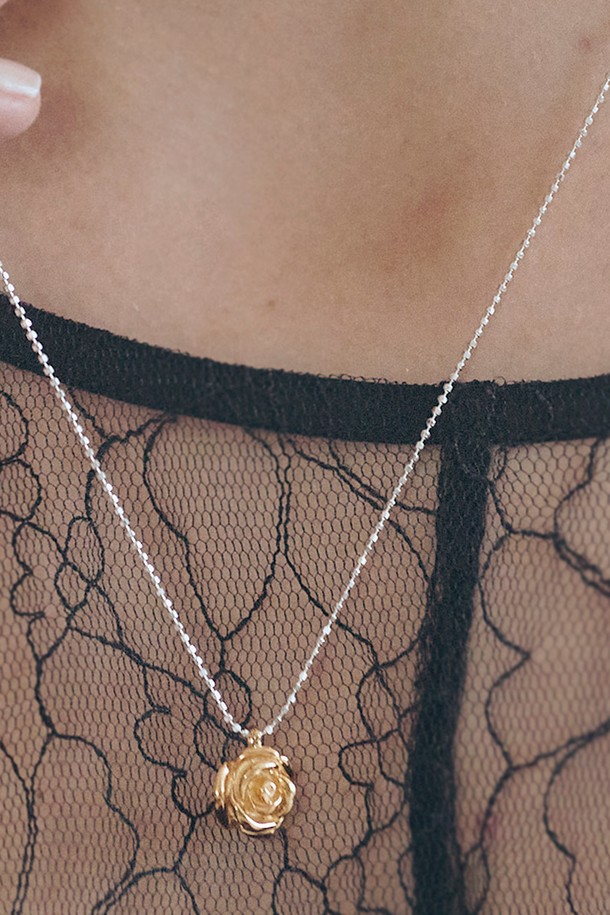 "Rose chain drop - MIX" 목걸이는 메탈 소재로 제작되었으며, 골드와 실버 두 가지 색상으로 만나볼 수 있습니다. 체인 디자인에 로즈 장식이 더해져 미니멀하면서도 엘레강스한 분위기를 연출하며, 슬라이드 볼로 길이를 자유롭게 조절하여 착용할 수 있습니다. 취향에 따라 다양한 스타일로 연출해보세요.
