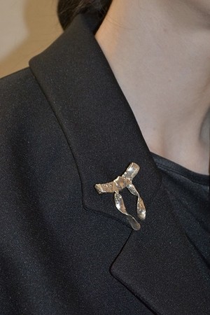 Classy ribbon brooch