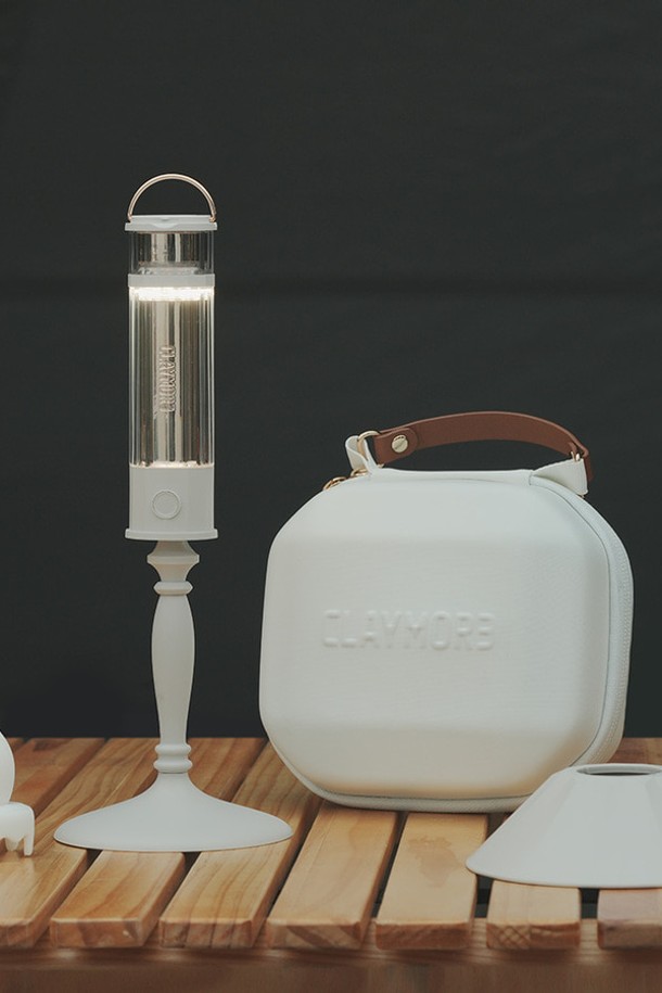 크레모아 램프 칸델라 스페셜 에디션은 캠핑, 낚시, 아웃도어 활동은 물론 실내에서도 활용 가능한 다재다능한 램프입니다. IP65 방진/방수 기능을 갖추어 야외에서도 안심하고 사용할 수 있으며, 골드와 투명 컬러의 알루미늄 바디에 미니멀하고 모던한 디자인을 더했습니다. 최대 350루멘의 밝기를 제공하며, 주광색, 주백색, 전구색 등 5가지 조명 모드와 조도 및 색온도 조절 기능으로 원하는 분위기를 연출할 수 있습니다.
