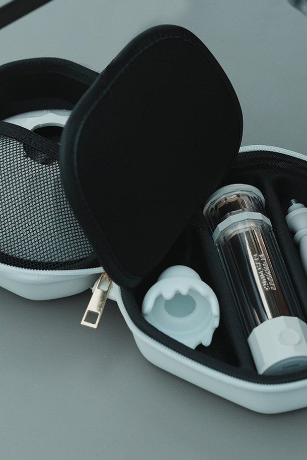 크레모아 램프 칸델라 스페셜 에디션은 캠핑, 낚시, 아웃도어 활동은 물론 실내에서도 활용 가능한 다재다능한 램프입니다. IP65 방진/방수 기능을 갖추어 야외에서도 안심하고 사용할 수 있으며, 골드와 투명 컬러의 알루미늄 바디에 미니멀하고 모던한 디자인을 더했습니다. 최대 350루멘의 밝기를 제공하며, 주광색, 주백색, 전구색 등 5가지 조명 모드와 조도 및 색온도 조절 기능으로 원하는 분위기를 연출할 수 있습니다.
