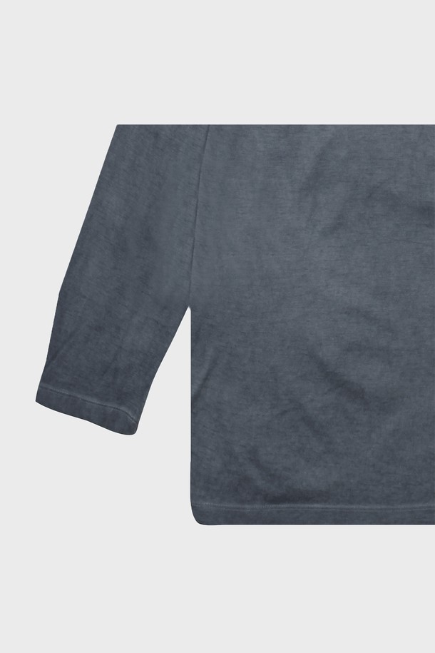 [birbante] 크루넥 수피마 코튼 티셔츠는 부드러운 촉감과 실키한 광택이 돋보이는 남녀 공용 티셔츠입니다. 수피마 코튼 소재를 사용하여 일반 면보다 45% 강한 내구성을 자랑하며, 가먼트다잉 가공으로 은은한 색감과 자연스러운 주름을 연출합니다. 얇은 두께감으로 여름, 가을 시즌에 시원하게 착용 가능하며, 베이직하고 캐주얼한 스타일을 완성합니다. 넉넉한 오버핏과 라운드넥 디자인으로 편안한 착용감을 제공하며, 데이트룩, 카페룩 등 다양한 TPO에 활용하기 좋습니다. 네이비, 블루민트, 아이보리 세 가지 다채로운 컬러로 만나보세요.
