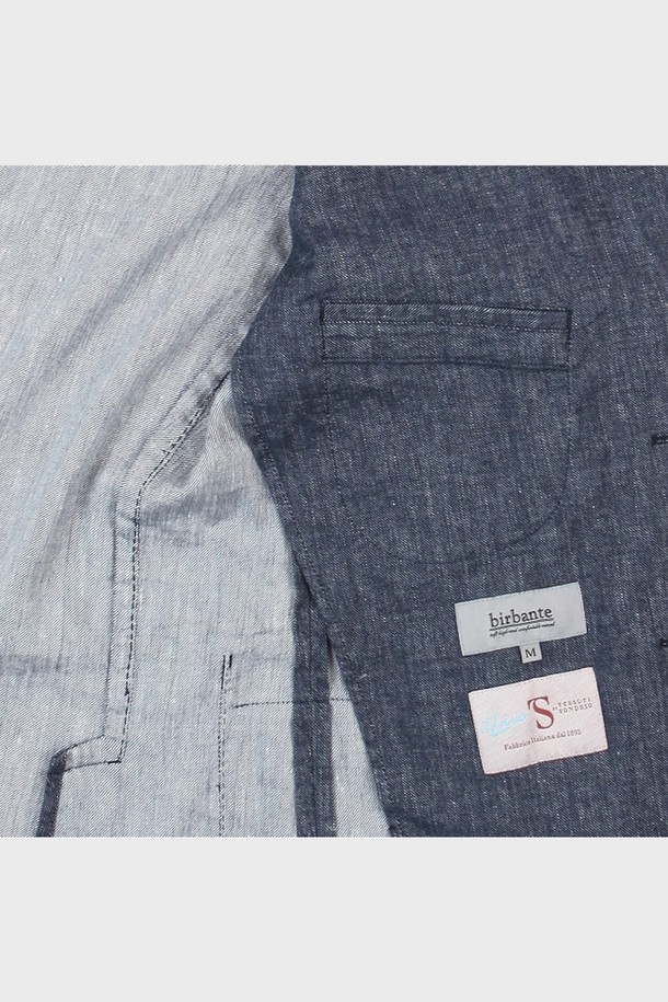 [birbante] 데님 이팩트 린넨 블렌드 자켓은 남성용 아우터로, 린넨, 면, 스판덱스 혼방 소재로 제작되어 여름과 가을에 적합하며 얇고 부드러운 촉감을 자랑합니다. 네이비 색상의 레귤러 핏 디자인에 데님 패턴이 돋보이며, 바이오 워싱 가공, 신축성, 내부 양쪽 포켓 등의 특징과 실버 버튼, 나폴리 슬리브, 라운드 실루엣, 곡선형 숄더라인 디테일이 더해져 클래식하면서도 캐주얼한 컨템포러리 스타일을 연출합니다. 싱글 버튼 여밈 방식과 긴소매 디자인으로 일상과 포멀한 자리에 모두 잘 어울립니다.
