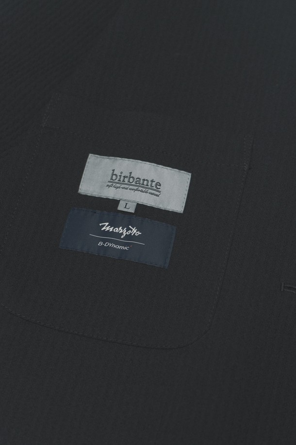 [birbante] 슬릭 스탠드 카라 재킷은 남성을 위한 미니멀하고 클래식한 스타일의 자켓입니다. 울과 나일론 혼방 소재로 제작되어 부드러운 촉감과 중간 두께감으로 봄, 여름, 가을까지 폭넓게 활용 가능합니다. 비즈니스 캐주얼, 출근룩, 여행룩 등 다양한 TPO에 어울리며, 스탠드 카라 디자인과 플랩 포켓, 사이드 포켓, 곡선형 실루엣, 입체적인 테일러링이 특징입니다. 레귤러핏으로 편안한 착용감을 제공하며, 버튼 여밈 방식으로 간편하게 스타일링할 수 있습니다. 무지 패턴의 블랙 컬러로 어떤 옷에도 쉽게 매치할 수 있습니다.
