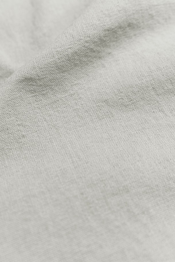 [birbante] 그레인드 사이드 밴딩 팬츠는 남성용 밴딩 팬츠로, 베이지 컬러에 봄, 가을에 착용하기 좋습니다. 비즈니스, 출장, 여행, 캐주얼 등 다양한 용도로 활용 가능하며, 미니멀하고 베이직한 스타일을 연출합니다. 레귤러핏의 긴 기장 바지로, 폴리에스테르 소재의 부드러운 촉감이 특징입니다. 더블 밴딩, 백 허리 슬릿, 미니 포켓, 앞면 플리츠 디테일이 돋보이며, 부분 안감으로 편안함을 더했습니다. 비즈니스 캐주얼, 여행룩, 출근룩에 적합한 아이템입니다.
