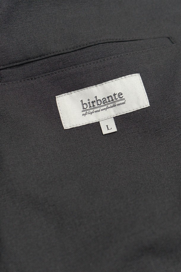 [birbante] 그레인드 콤피 블루종 재킷은 남성용 블루종 재킷으로, 캐주얼과 베이직 스타일을 선호하는 분들께 적합합니다. 톤 다운된 '블루' 컬러에 무지 디자인으로 깔끔함을 더했으며, 봄, 가을, 겨울 세 계절 모두 착용 가능합니다. 두꺼운 두께감과 부드러운 촉감의 폴리에스터 소재로 제작되었으며, 레귤러핏과 릴랙스핏으로 편안한 착용감을 선사합니다. 투웨이 지퍼, 플랩 포켓, 버튼 디테일, 소매/밑단 패딩, 내부 포켓, 등판 라이닝 등 다양한 디테일이 돋보이며, 여행룩, 비즈니스 캐주얼, 겨울 데일리룩 등 다양한 TPO에 맞춰 활용할 수 있습니다.
