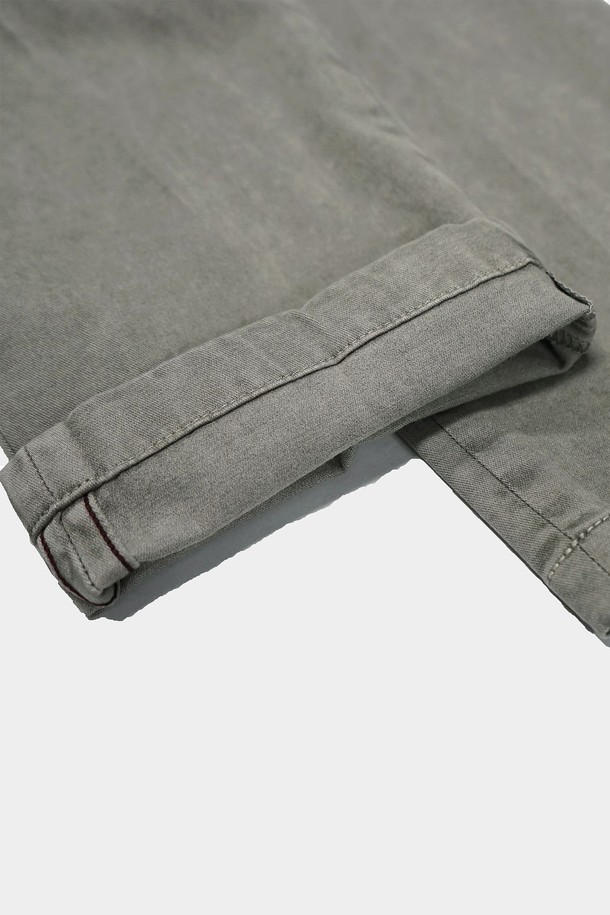 [birbante] 엘라스틱 S.R핏 코튼 팬츠는 남성용 코튼 팬츠로, 비즈니스와 캐주얼 모두 소화 가능한 활용도 높은 아이템입니다. 스모크 컬러의 무지 디자인에 레귤러핏으로 제작되었으며, 봄, 여름, 가을 시즌에 적합합니다. 면과 스판덱스 혼방 소재로 부드러운 촉감을 선사하며, AMF 스티치, V벤트, 백포켓 클린 라인, 접어 올렸을 때 와인 컬러 디테일 등 섬세한 디테일이 돋보입니다. 가먼트다잉 워싱 처리로 자연스러운 멋을 더했으며, 비즈니스 캐주얼, 출근룩, 오피스룩 등 다양한 TPO에 맞춰 클래식, 미니멀, 캐주얼 스타일을 연출할 수 있습니다.
