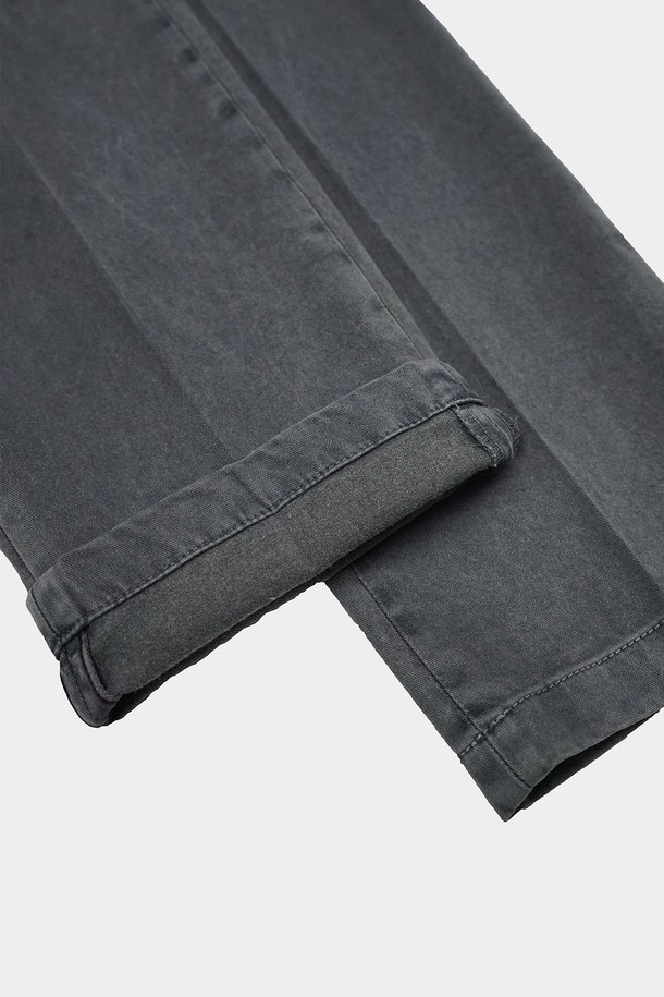 **[birbante] 엘라스틱 S.R핏 코튼 팬츠**는 비즈니스와 캐주얼, 두 가지 스타일 모두를 아우르는 남성용 코튼 팬츠입니다. 부드러운 촉감의 면과 스판덱스 혼방 소재로 제작되어 사계절 내내 편안하게 착용할 수 있습니다. 클래식한 무드의 무지 디자인에 레귤러 핏과 SR핏을 적용하여 세련된 실루엣을 선사합니다. AMF 스티치 디테일, YKK 지퍼, 로고 각인 버튼 등 섬세한 디테일이 돋보이며, V-벤트, 백포켓 클린 라인, 턴업 디테일, 3D 패턴 구성으로 완성도를 높였습니다. 비즈니스 캐주얼, 오피스룩, 출근룩 등 다양한 TPO에 활용하기 좋은 미니멀하고 클래식한 스타일의 팬츠입니다.
