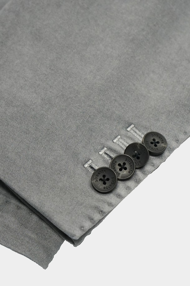 [birbante] 엘라스틱 S.R핏 코튼 재킷은 남성용 자켓으로, 비즈니스와 캐주얼 모두에 활용 가능한 활용도 높은 아이템입니다. Shadow Grey 컬러의 무지 디자인으로 클래식하고 미니멀한 스타일을 연출하며, 봄, 여름, 가을 계절에 적합합니다. 얇은 두께감의 면과 스판덱스 혼방 소재로 제작되어 부드러운 촉감과 편안한 착용감을 제공합니다. AMF 스티치 디테일, 마니카 카미차 숄더, 기능성 버튼 슬리브 등의 섬세한 디자인과 가먼트 다잉 처리로 고급스러움을 더했습니다. 릴랙스핏에 싱글 버튼 여밈, 바르케타 포켓, 사이드 벤트 디테일이 돋보이는 긴소매 자켓입니다.
