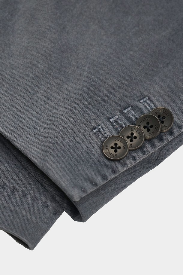 [birbante] 엘라스틱 S.R핏 코튼 재킷은 남성용 아우터로, 비즈니스와 캐주얼 모두 활용 가능한 실용적인 아이템입니다. 부드러운 촉감의 면과 스판덱스 혼방 소재로 제작되어 봄, 여름, 가을 계절에 적합하며, 릴랙스 핏으로 편안한 착용감을 선사합니다. Eclipse 컬러의 무지 디자인에 마니카 카미차 숄더 디테일, AMF 스티치, 바르케타 포켓 등 섬세한 디테일이 돋보입니다. 싱글 버튼 여밈 방식과 실제 작동하는 소매 버튼, 사이드 벤트, 프리미엄 스티칭, 가먼트 다잉 처리로 완성도를 높였습니다.
