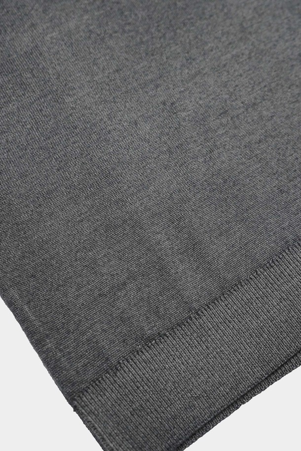 [birbante] 리치 울 카라 니트는 남성용 상의로, 비즈니스와 캐주얼 스타일 모두 소화 가능한 활용도 높은 아이템입니다. 베이직한 디자인을 바탕으로, 차콜 컬러의 무지 패턴이 세련된 느낌을 더합니다. 부드러운 촉감의 울 소재, 중간 두께감으로 봄, 여름 시즌에 적합하며, 레귤러 핏과 긴 소매 기장으로 편안한 착용감을 선사합니다. 카라 부분의 애시드 염색 디자인, 실제 버튼 소매, 가먼트 다잉 기법을 사용한 입체적인 컬러 마감 등 디테일한 부분까지 신경 써 완성도를 높였습니다.
