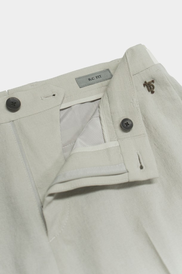 [birbante] 그레인드 사이드 밴딩 팬츠는 남성용 밴딩 팬츠로, 베이지 컬러에 봄, 가을에 착용하기 좋습니다. 비즈니스, 출장, 여행, 캐주얼 등 다양한 용도로 활용 가능하며, 미니멀하고 베이직한 스타일을 연출합니다. 레귤러핏의 긴 기장 바지로, 폴리에스테르 소재의 부드러운 촉감이 특징입니다. 더블 밴딩, 백 허리 슬릿, 미니 포켓, 앞면 플리츠 디테일이 돋보이며, 부분 안감으로 편안함을 더했습니다. 비즈니스 캐주얼, 여행룩, 출근룩에 적합한 아이템입니다.
