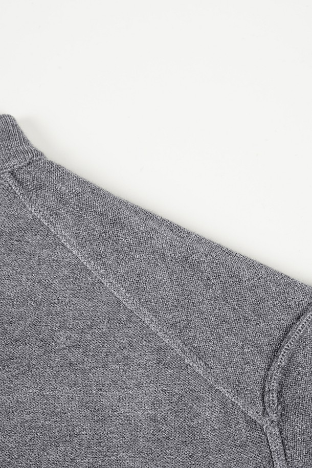 [birbante] 소프트 워셔블 카라 니트는 부드러운 촉감의 울 소재로 제작되어 봄, 가을, 겨울 모두 활용 가능한 니트입니다. 베이직하고 미니멀한 디자인에 레귤러핏으로 제작되어 출근룩, 비즈니스 캐주얼 등 다양한 TPO에 활용하기 좋습니다. 그레이 컬러의 무지 디자인과 카라넥 디테일이 클래식하고 세련된 스타일을 연출합니다. 워셔블 기능으로 관리가 용이하며, 긴 소매 기장과 중간 두께감으로 편안하게 착용할 수 있습니다. 부드러운 터치감과 레귤러 핏은 데일리 니트로 손색없는 아이템입니다.
