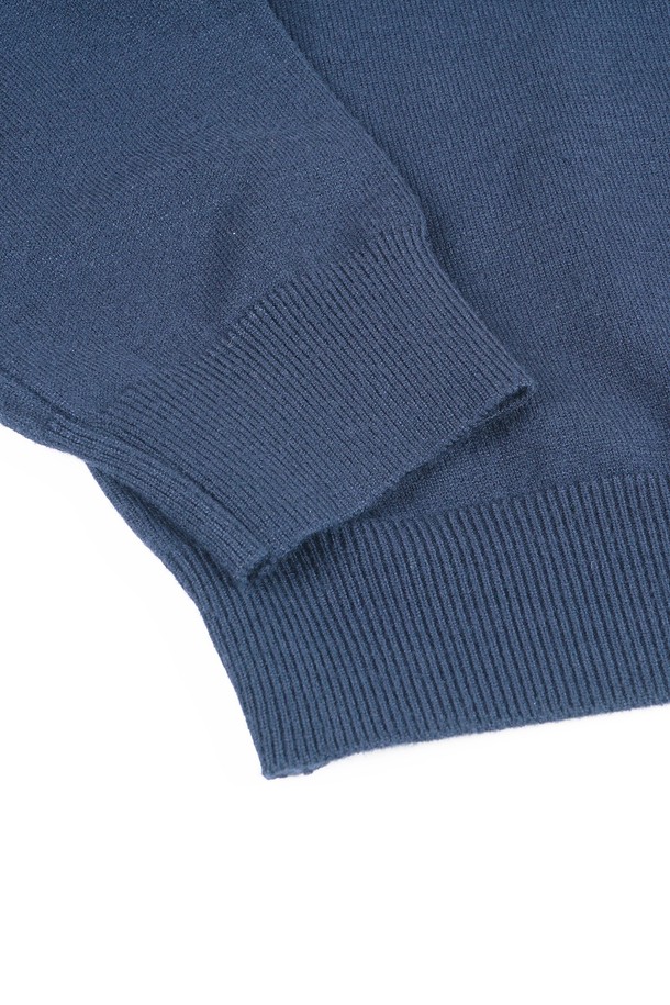 [birbante] 소프트 워셔블 카라 니트는 부드러운 촉감의 울 소재로 제작되어 봄, 가을에 착용하기 좋은 긴소매 니트입니다. 네이비 컬러의 무지 디자인에 레귤러핏으로 제작되어 베이직하면서도 캐주얼한 스타일을 연출합니다. 카라넥 디자인으로 클래식한 분위기를 더하며, 워셔블 기능으로 관리가 용이합니다. 출근룩과 비즈니스 캐주얼은 물론 캐주얼, 미니멀 스타일까지 소화 가능한 활용도 높은 아이템입니다.
