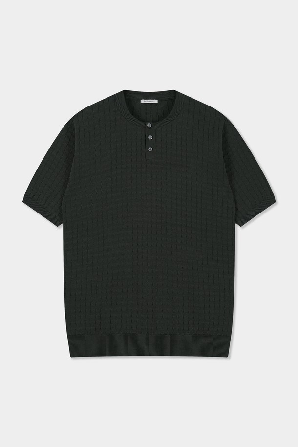 썸머 워셔블 헨리넥 니트는 시원하고 편안한 여름철 상의입니다. 면 소재로 제작되어 부드러운 촉감을 자랑하며, 통기성이 뛰어나 쾌적하게 착용할 수 있습니다. 헨리넥 디자인과 레귤러 핏으로 베이직하면서도 캐주얼한 스타일을 연출합니다. 네이비 스트라이프, 그레이 스트라이프, 블랙 스트라이프, 아이보리, 카키, 브라운, 블랙 등 다양한 컬러로 출시되어 취향에 맞게 선택할 수 있습니다. 3버튼 디자인과 소매/밑단 시보리 처리로 깔끔함을 더했으며, 워셔블 기능으로 관리가 용이합니다. 동네 마실룩, 여행룩 등 다양한 TPO에 맞춰 활용할 수 있습니다.
