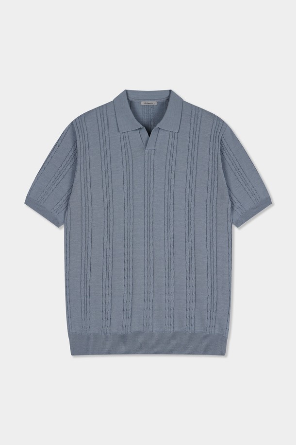 **썸머 워셔블 케이블 카라 니트**는 봄, 여름, 가을에 착용하기 좋은 공용 상의입니다. 베이직하고 캐주얼한 스타일로, 데이트룩이나 카페룩에 잘 어울립니다. 오픈 카라 디자인에 레귤러핏으로 제작되었으며, 얇은 두께감과 면 소재 특유의 통기성으로 편안하게 착용할 수 있습니다. 케이블 조직 패턴과 반소매 기장으로 시원함을 더하고, 소매와 밑단 시보리 마감으로 깔끔함을 유지합니다. 아이보리, L.블루, 브라운, 네이비, D.그레이, 차콜 등 다양한 6가지 컬러로 만나보세요.
