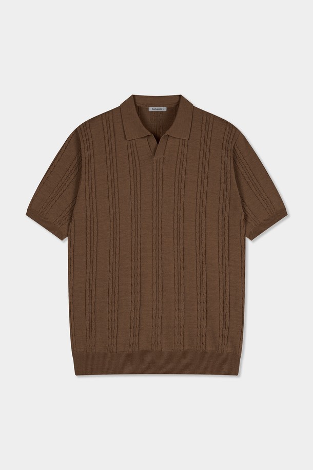 **썸머 워셔블 케이블 카라 니트**는 시원한 여름을 위한 필수 아이템입니다. 부드러운 면 소재로 제작되어 뛰어난 흡습 및 속건 기능을 자랑하며, 얇은 두께감으로 통기성이 좋습니다. 클래식하고 트렌디한 무드를 연출하는 케이블 패턴과 카라 디자인이 돋보이며, 레귤러핏과 슬림핏 두 가지 핏으로 만나볼 수 있습니다. 아이보리, 라이트 블루, 브라운, 네이비, 다크 그레이, 차콜 6가지의 다채로운 컬러로 데이트룩, 카페룩, 여행룩 등 다양한 TPO에 맞춰 스타일리시하게 연출해보세요. 미니멀, 캐주얼 등 어떤 스타일에도 잘 어울리는 워셔블 니트입니다.
