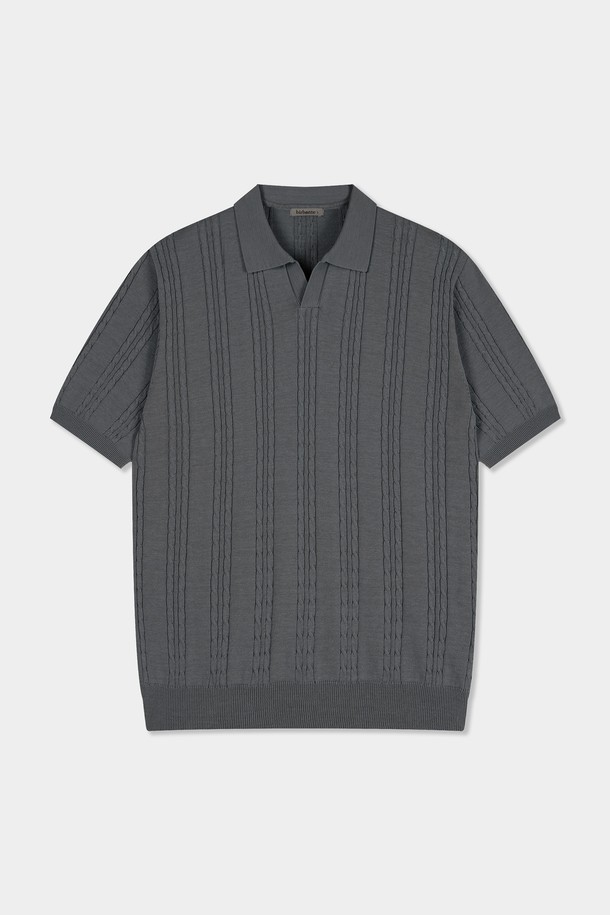 **썸머 워셔블 케이블 카라 니트**는 공용으로 착용 가능한 여름(6가지 컬러) 상의입니다. 오픈 카라 디자인과 레귤러핏으로, 일상 및 비즈니스 캐주얼에 적합하며, 캐주얼, 미니멀, 클래식 스타일을 연출할 수 있습니다. 부드러운 면 소재의 케이블 조직으로 제작되어 고급스러운 텍스처를 자랑하며, 흡습, 속건, 통기성이 우수하여 쾌적한 착용감을 선사합니다. 얇거나 보통 두께감으로, 깔끔한 실루엣과 시보리 마감 처리가 돋보이며, 반소매 기장입니다.
