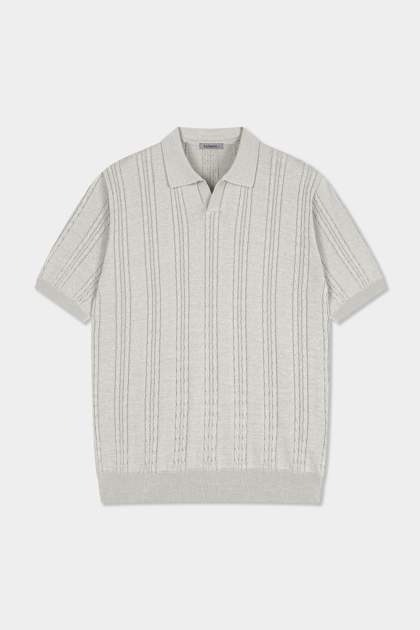 **썸머 워셔블 케이블 카라 니트**

시원한 여름을 위한 썸머 워셔블 케이블 카라 니트입니다. 부드러운 면 소재로 제작되어 흡습, 속건, 통기 기능으로 쾌적한 착용감을 제공합니다. 오픈 카라 디자인과 레귤러핏으로 캐주얼하면서도 미니멀한 스타일을 연출하며, 비즈니스 캐주얼룩에도 적합합니다. 아이보리, L.블루, 브라운, 네이비, D.그레이, 차콜 등 다양한 6가지 컬러로 출시되어 폭넓은 선택이 가능하며, 소매와 밑단 시보리 마감으로 깔끔함을 더했습니다. 반소매 기장과 적당한 두께감으로 여름철 데일리 아이템으로 활용하기 좋습니다.
