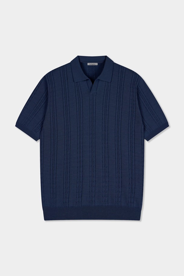 **썸머 워셔블 케이블 카라 니트**

가볍고 통기성이 뛰어난 썸머 워셔블 케이블 카라 니트입니다. 면 소재로 제작되어 부드러운 촉감을 선사하며, 흡습, 속건, 통기 기능으로 쾌적함을 유지합니다. 베이직한 스타일의 레귤러 기장 반소매 니트로, 케이블 조직 패턴과 오픈 카라 디자인이 특징입니다. 슬림핏, 레귤러핏, 레귤러 컴포트핏, 컴포트루즈핏 등 다양한 핏으로 제공되며, 신축성 있는 소매와 밑단 시보리로 편안한 착용감을 제공합니다. 데이트룩, 카페룩, 미니멀, 클래식, 캐주얼 스타일을 연출하기에 좋습니다.
