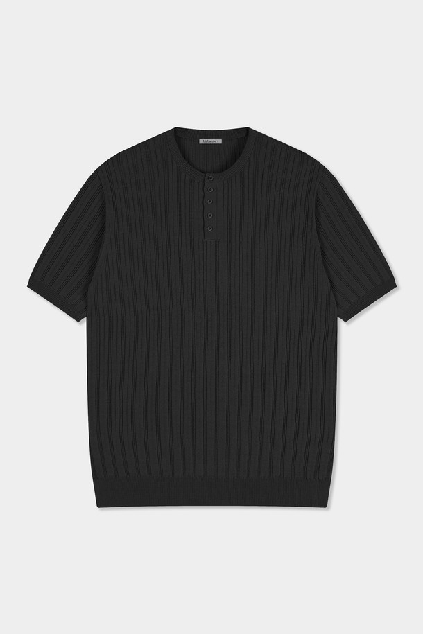 **썸머 워셔블 골지 헨리넥 니트**는 시원한 여름철을 위한 필수 아이템입니다. 부드러운 면 소재로 제작되어 흡습 및 속건 기능이 뛰어나 쾌적한 착용감을 선사합니다. 5버튼 헨리넥 디자인과 골지 패턴이 돋보이며, 레귤러 핏으로 편안한 착용감을 제공합니다. 반소매 기장과 얇은 두께로 제작되어 일상 및 여행룩 등 다양한 TPO에 활용하기 좋습니다. 베이직, 캐주얼, 미니멀 스타일을 즐겨 입는 분들께 추천합니다.
