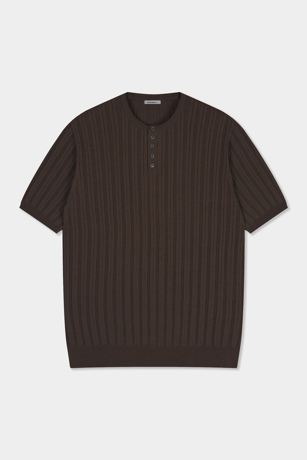 시원한 여름을 위한 필수템, 썸머 워셔블 골지 헨리넥 니트입니다. 부드러운 면 소재에 골지 패턴으로 고급스러운 질감을 더했으며, 얇은 두께감으로 시원하게 착용 가능합니다. 헨리넥 디자인과 5버튼 디테일이 캐주얼하면서도 세련된 느낌을 줍니다. 라이트그레이, 베이지, 라이트블루, 다크브라운, 다크그레이, 블랙 등 다양한 6가지 컬러로 출시되어, 어떤 스타일에도 매치하기 좋습니다. 흡습 및 속건 기능으로 쾌적함을 유지하며, 데일리룩, 카페룩, 여행룩 등 다양한 TPO에 활용 가능한 활용도 높은 아이템입니다. 레귤러핏으로 편안하게 착용할 수 있으며, 베이직, 캐주얼, 미니멀, 클래식 등 다양한 스타일을 연출해보세요.
