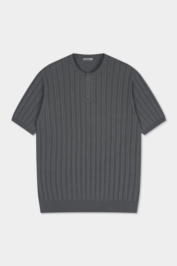 **썸머 워셔블 골지 헨리넥 니트**

시원한 여름을 위한 썸머 워셔블 골지 헨리넥 니트입니다. 얇고 부드러운 면 소재로 제작되어 통기성이 뛰어나고 흡습, 속건 기능으로 쾌적한 착용감을 선사합니다. 베이직하고 캐주얼한 스타일로, 동네 마실룩이나 여행룩에 잘 어울립니다. 5버튼 헨리넥 디자인과 레귤러핏으로 편안함을 더하고, 소매와 밑단 시보리 마감으로 깔끔한 실루엣을 연출합니다. 라이트 그레이, 베이지, 라이트 블루, 다크 브라운, 다크 그레이, 블랙 등 다양한 6가지 컬러로 출시되었습니다.
