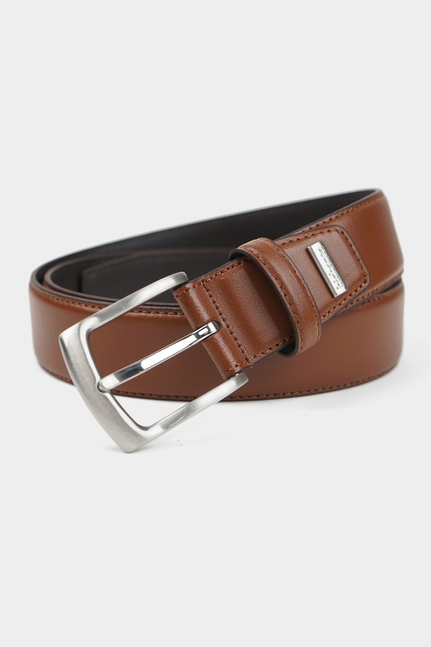 클래식 리얼 레더 벨트는 일상과 정장 모두에 잘 어울리는 공용 벨트입니다. 부드러운 소가죽 소재로 제작되어 편안한 착용감을 선사하며, 미니멀하고 클래식한 스타일을 연출합니다. 블랙, 다크 브라운, 카멜 세 가지 색상으로 출시되어, 오피스룩, 비즈니스 캐주얼, 출근룩 등 다양한 TPO에 활용 가능합니다. 스크래치에 강한 메탈 버클과 착용할수록 자연스러운 에이징을 경험할 수 있으며, 친환경 재활용 패키지와 생분해성 포장재를 사용하여 환경까지 생각했습니다. 사이즈 조절 기능을 통해 완벽한 핏을 제공합니다.
