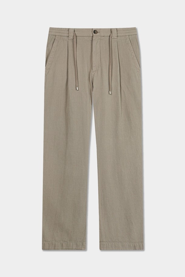 부드러운 면 소재의 카치온 워시드 원턱 C.L핏 스트링 팬츠입니다. 톤 다운된 베이지 컬러로, 봄과 여름에 시원하게 착용하기 좋습니다. 허리 스트링 디테일과 레귤러 핏으로 편안한 착용감을 제공하며, 무지 디자인으로 어떤 상의와도 쉽게 매치할 수 있습니다. 캐주얼, 미니멀, 클래식 스타일을 모두 아우르는 활용도 높은 아이템입니다. 워싱 가공으로 자연스러운 핏과 부드러운 촉감을 느낄 수 있습니다.
