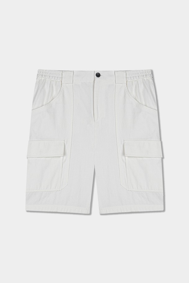 카치온 워시드 C.L핏 카고 하프 팬츠는 여름철 캐주얼 스타일을 위한 남성용 반바지입니다. 얇은 면 소재로 제작되어 시원하고 편안한 착용감을 제공하며, 레귤러 핏으로 제작되어 활동성을 높였습니다. 무지 디자인에 하프 기장으로, 여행룩이나 미니멀한 스타일 연출에 적합합니다. 카고 포켓 디테일이 실용성을 더한 화이트 컬러의 하프 팬츠입니다.
