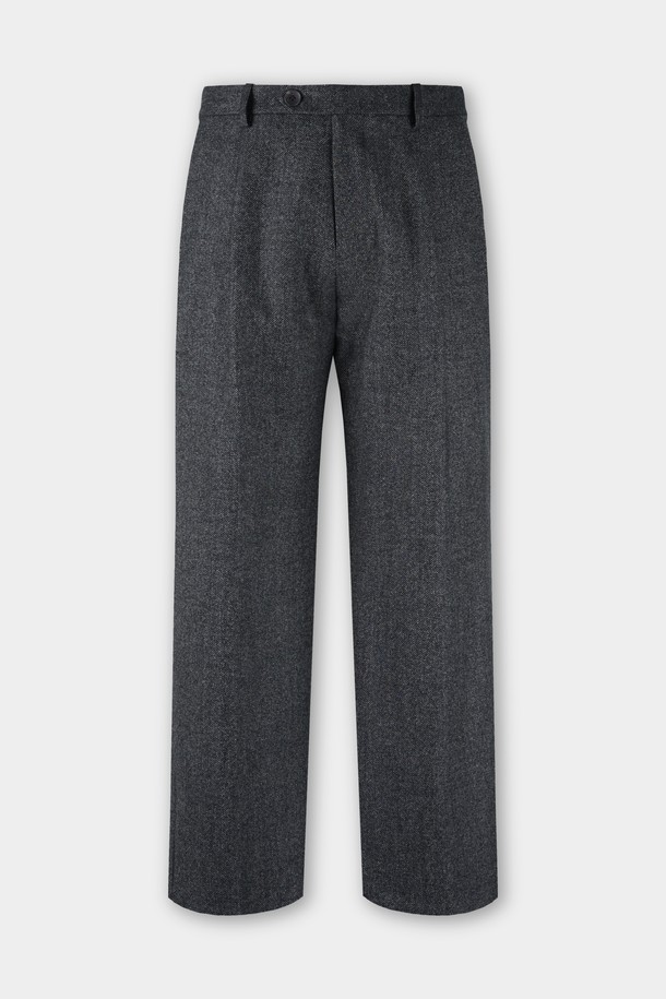 세련된 데님 이펙트의 남성용 '데님 이펙트 원턱 C.L핏 셋업 팬츠'입니다. 캐주얼부터 미니멀, 클래식 스타일까지 소화 가능한 활용도 높은 아이템입니다. 봄, 가을 시즌에 적합하며, 차분한 그레이 컬러와 레귤러핏으로 편안한 착용감을 선사합니다. 출근룩과 비즈니스 캐주얼에도 잘 어울리는 세련된 디자인으로, 원턱 디테일이 돋보입니다. 데님 소재 특유의 멋스러움과 무지 패턴으로 어떤 상의와도 쉽게 매치할 수 있습니다.
