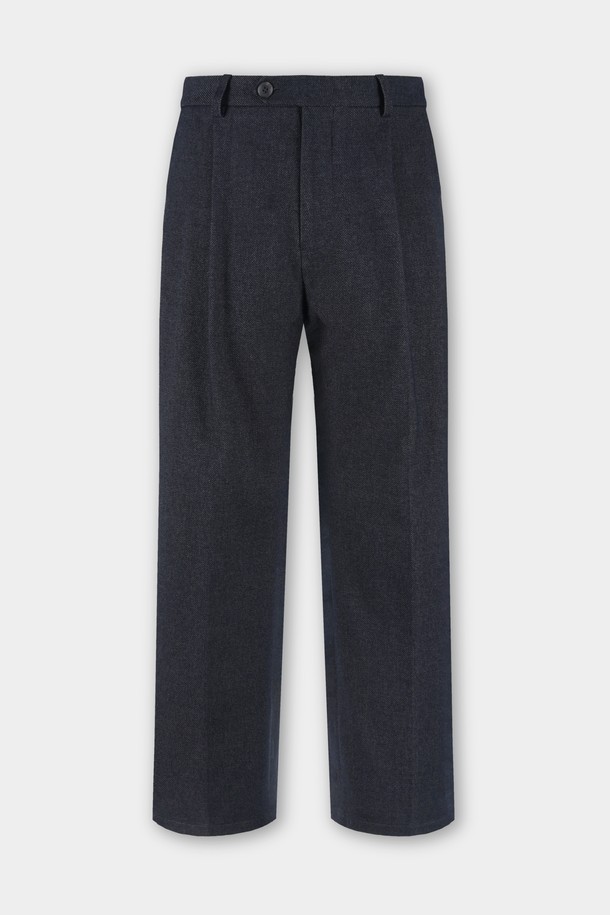 네이비 컬러의 데님 이펙트 원턱 C.L핏 셋업 팬츠입니다. 캐주얼, 미니멀, 클래식 스타일을 아우르는 디자인으로, 출근룩이나 비즈니스 캐주얼에 적합합니다. 사계절 모두 착용 가능하며, 일자핏과 레귤러핏으로 편안한 착용감을 선사합니다. 데님 소재 특유의 견고함과 원턱 디테일이 돋보이는, 활용도 높은 아이템입니다.
