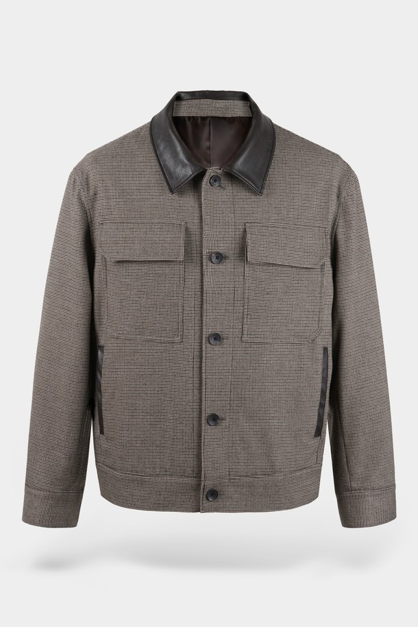 세련된 남성미를 더하는 레더 카라 블루종 재킷입니다. 그레이와 블랙 두 가지 색상으로 출시되어 어떤 스타일에도 쉽게 매치할 수 있습니다. 뻣뻣한 촉감의 가죽 소재와 두꺼운 두께감으로 제작되어, 봄, 가을 간절기에 따뜻하면서도 시크한 분위기를 연출합니다. 캐주얼, 클래식, 미니멀 스타일을 아우르며, 출근룩, 모임룩, 데이트룩 등 다양한 TPO에 활용 가능합니다. 버튼 여밈 방식, 레귤러핏 디자인, 카라 디테일이 돋보이는 긴소매 블루종으로, 당신의 옷장에 특별함을 더해줄 것입니다.
