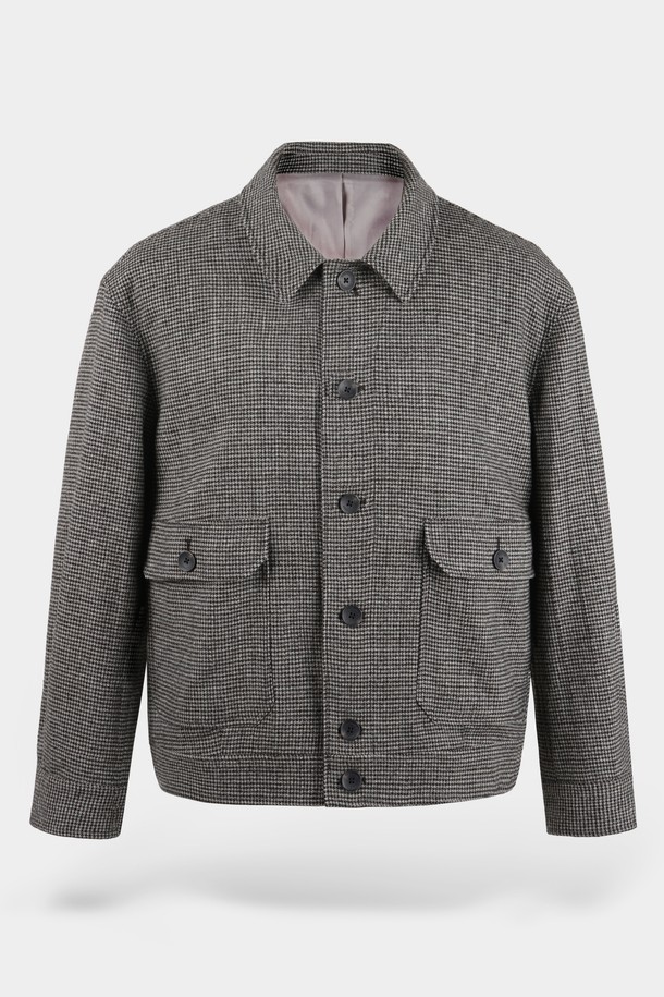 헤리티지 하운드투스 블루종 재킷은 가을과 겨울, 당신의 품격을 높여줄 남성용 아우터입니다. 톤 다운된 그레이 컬러와 클래식한 하운드투스 패턴이 세련된 인상을 주며, 레귤러 핏으로 제작되어 편안한 착용감을 선사합니다. 울 소재의 두꺼운 두께감으로 보온성을 높였으며, 뻣뻣한 촉감이 고급스러운 분위기를 더합니다. 버튼 여밈 방식과 플랩 포켓 디테일이 돋보이는 블루종 스타일로, 출근룩, 비즈니스 캐주얼, 모임룩 등 다양한 TPO에 활용 가능합니다.
