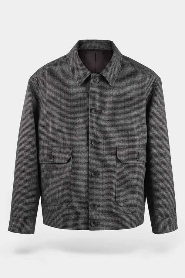 헤리티지 하운드투스 블루종 재킷은 남성용 아우터로, 가을과 겨울에 착용하기 좋습니다. 클래식한 무드의 그레이 컬러 하운드투스 패턴이 돋보이며, 울 소재로 제작되어 두꺼운 두께감과 뻣뻣한 촉감을 선사합니다. 싱글 버튼 여밈과 크롭 기장의 레귤러핏 디자인으로, 출근룩, 비즈니스 캐주얼, 모임룩 등 다양한 TPO에 활용 가능합니다. 미니멀하고 시크한 스타일을 연출하기에 적합하며, 포켓 디테일이 특징입니다.
